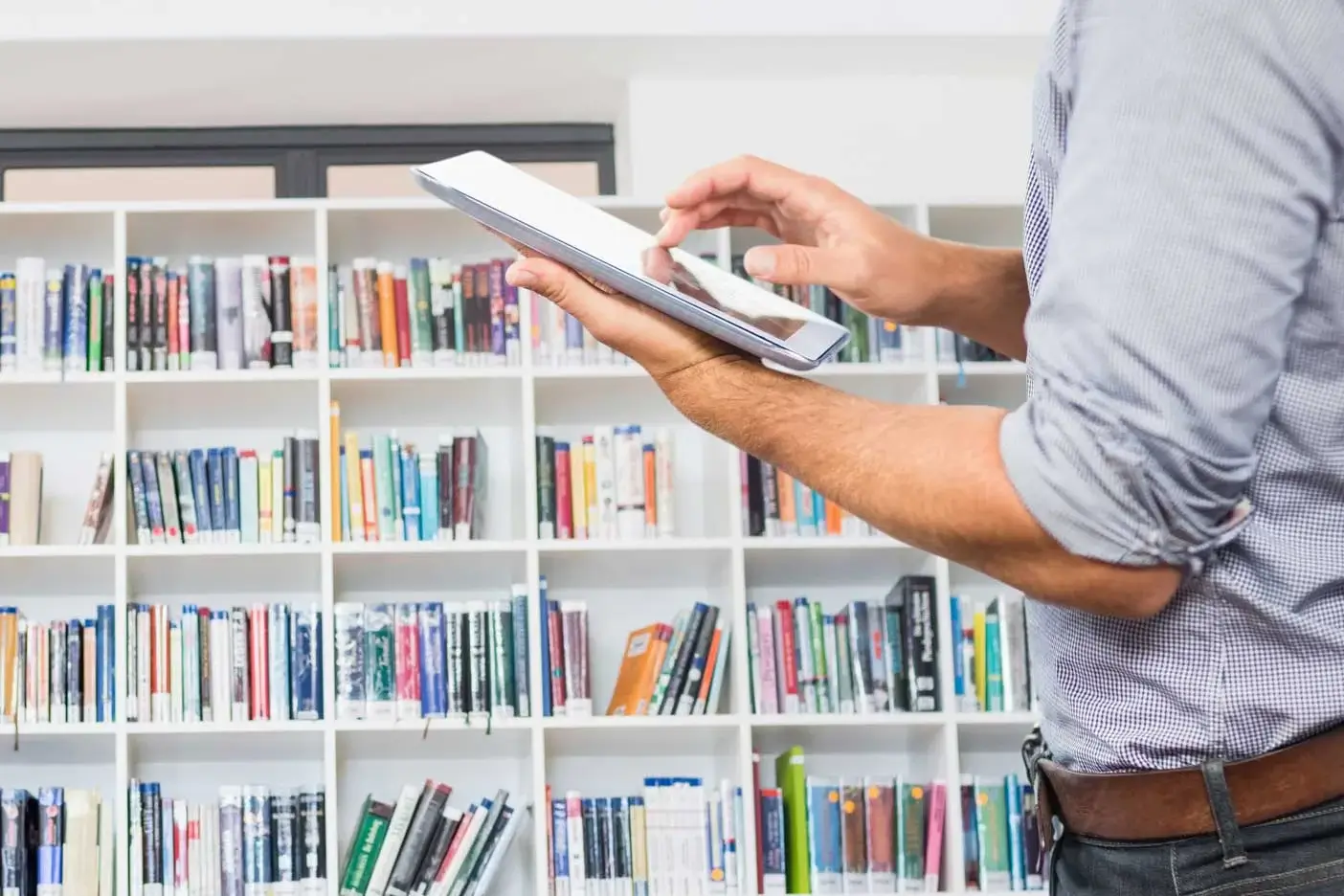 man-library-with-tablet